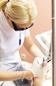 A doctor performs photothermography