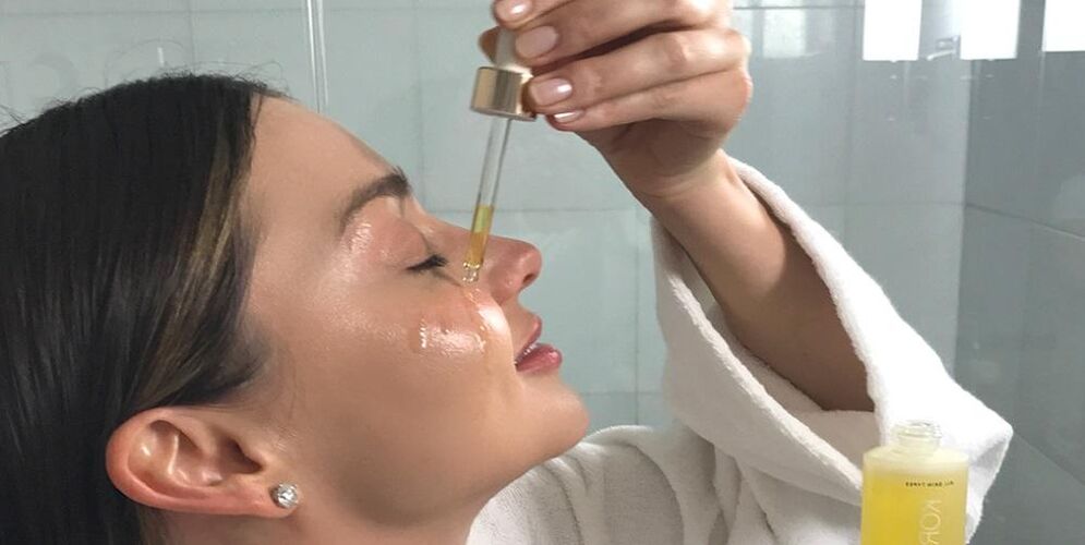 Uses oils to rejuvenate the face
