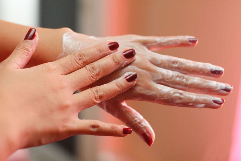 to apply cream on the hands to rejuvenate the skin